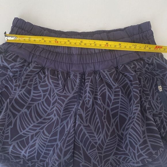 Lululemon Hotty Hot Short Purple Palm Cadet Sz 6 Elastic Waistband Summer Run - Picture 13 of 13